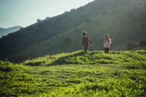 Niños jugando sobre montaña