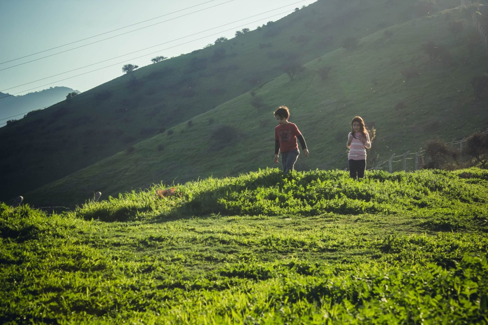 Niños jugando sobre montaña
